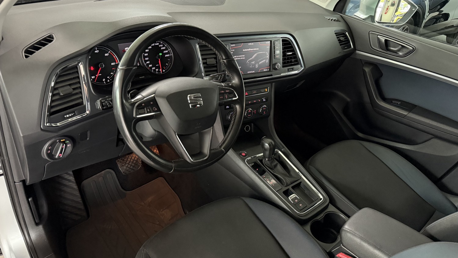 Car image 10