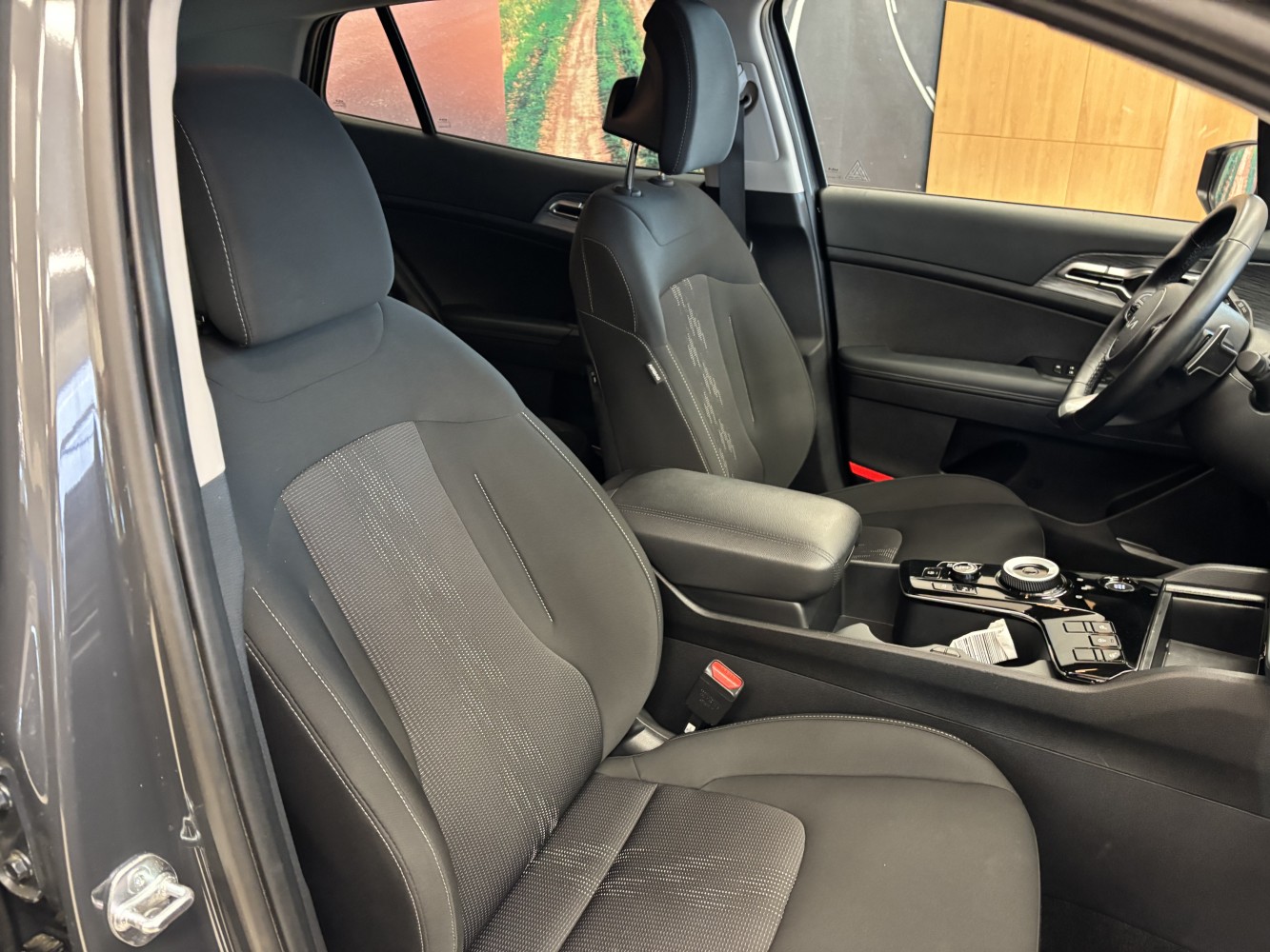 Car image 14