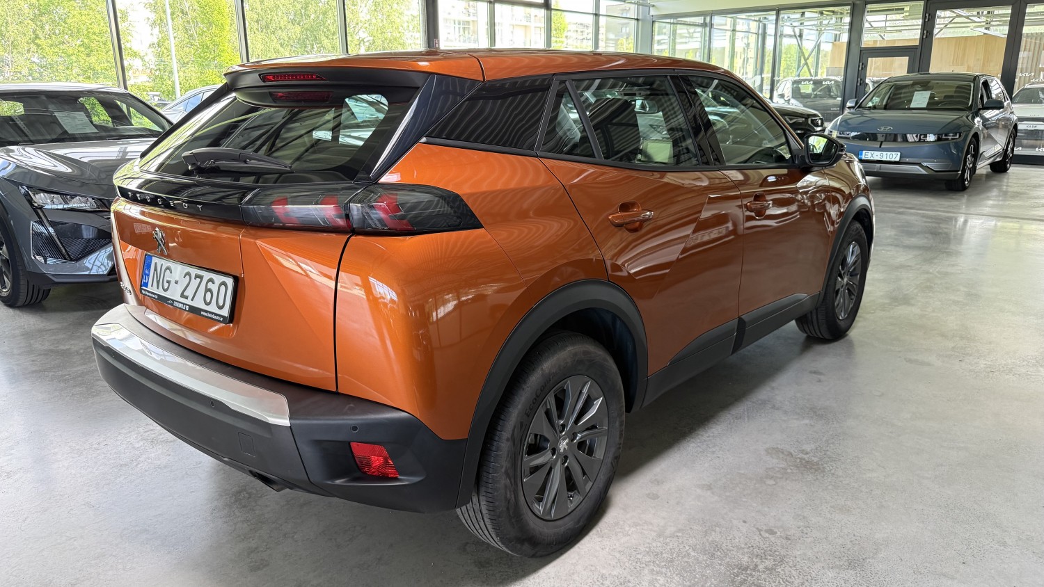 Car image 3