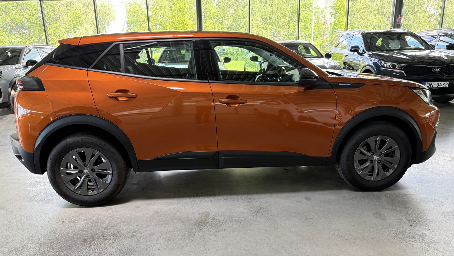 Car image 4