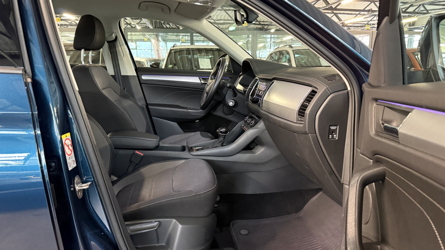 Car image 14