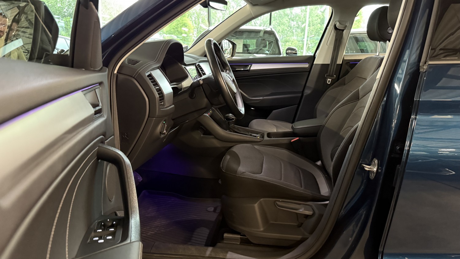 Car image 9