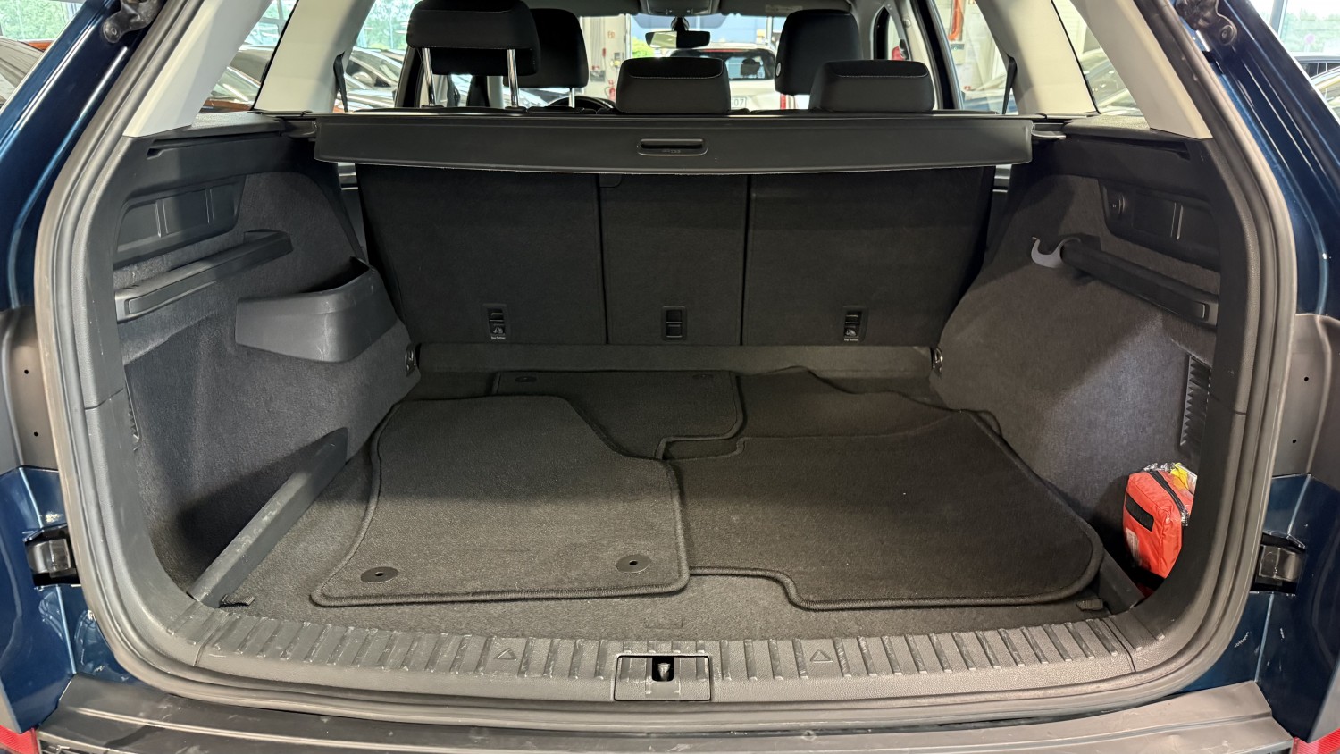 Car image 12