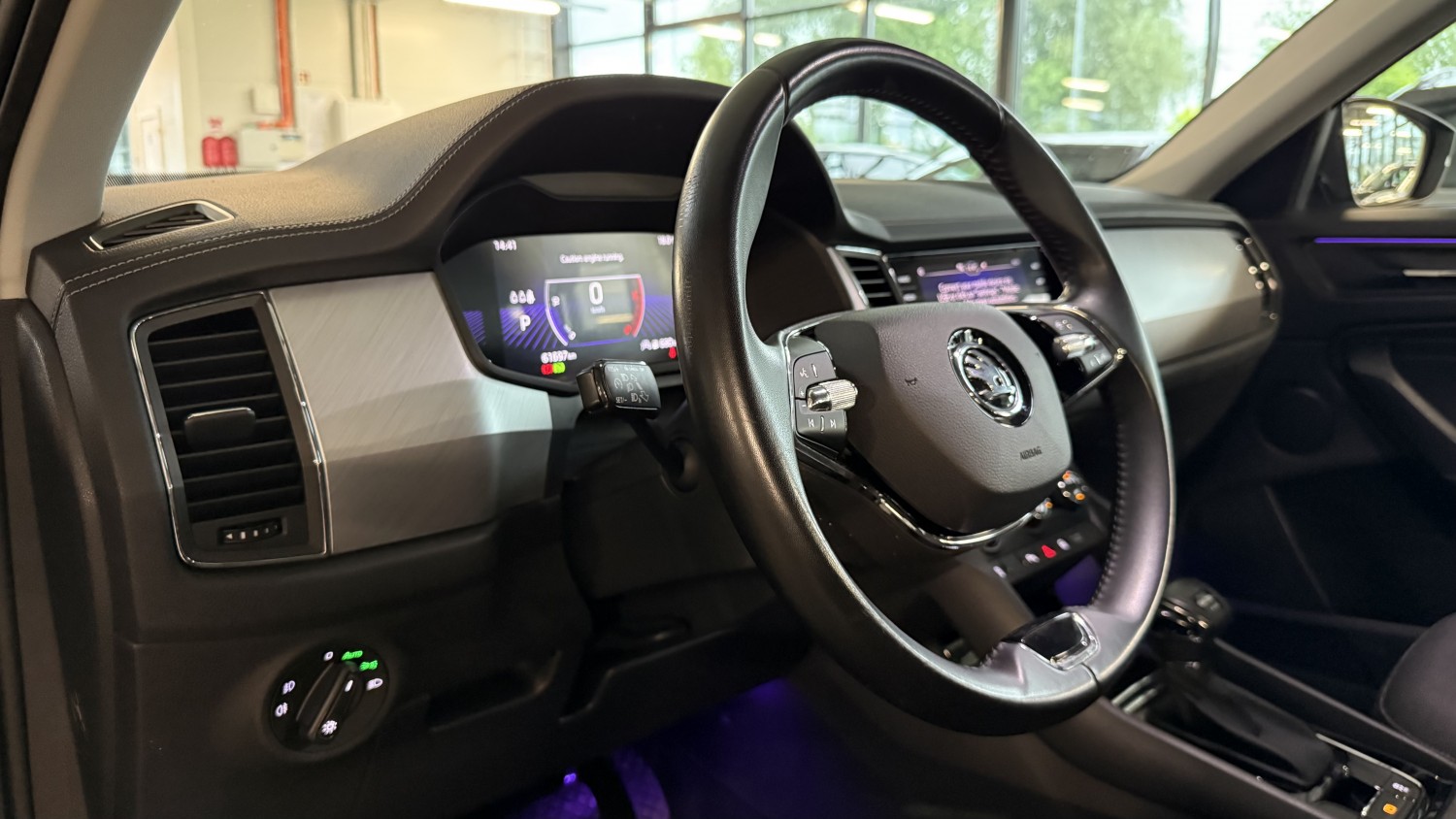 Car image 16