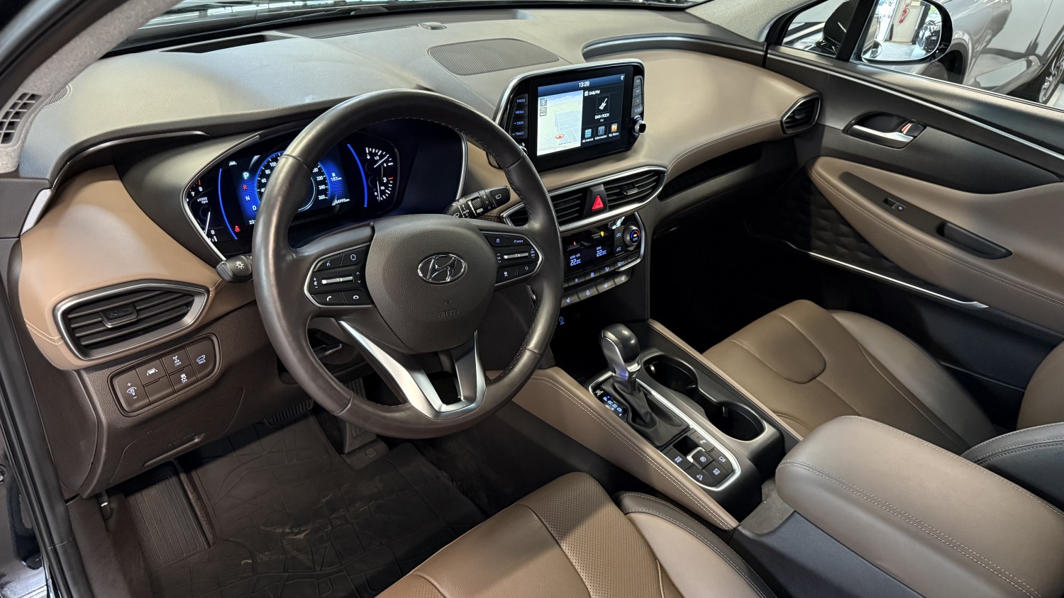 Car image 12