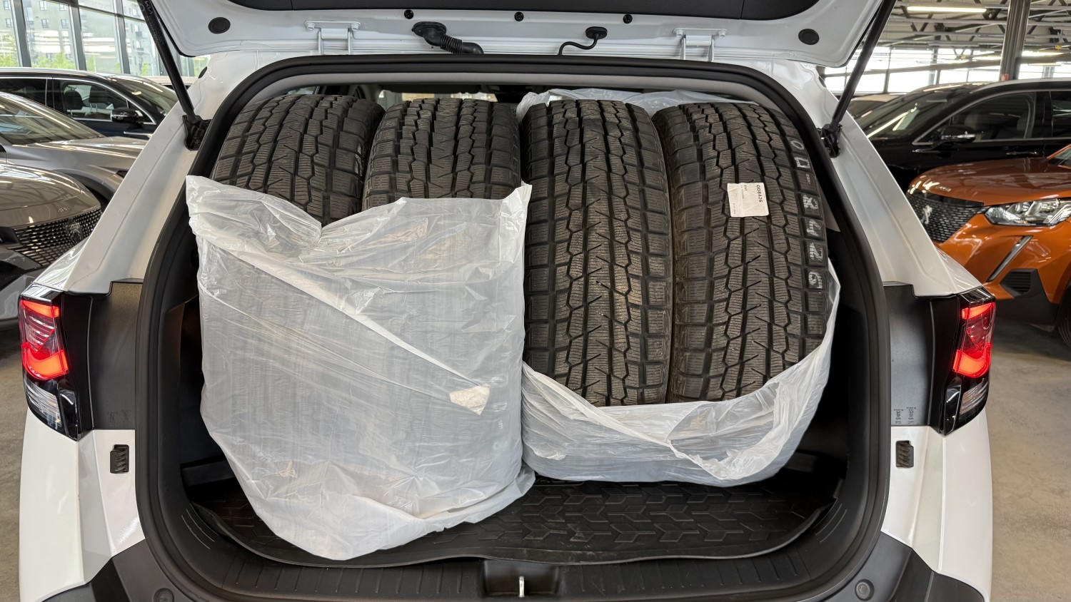 Car image 12