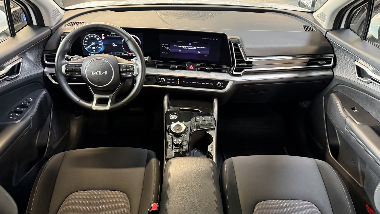 Car image 15