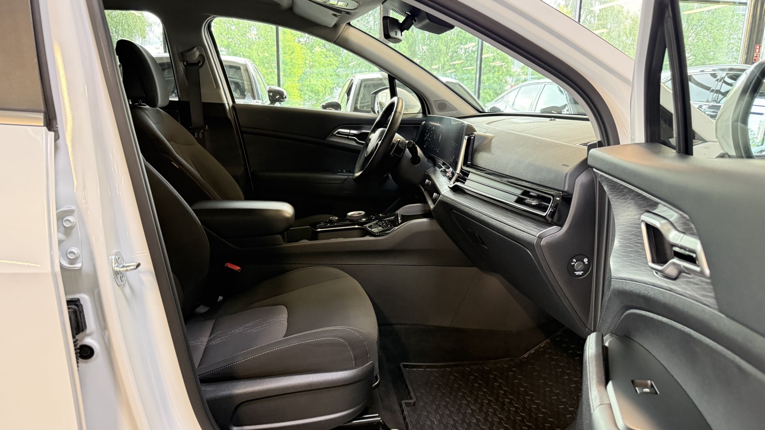 Car image 14