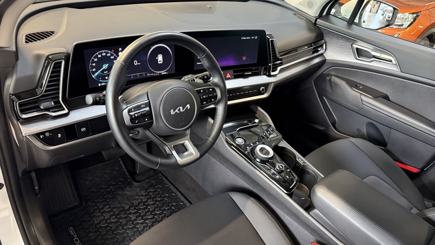 Car image 10