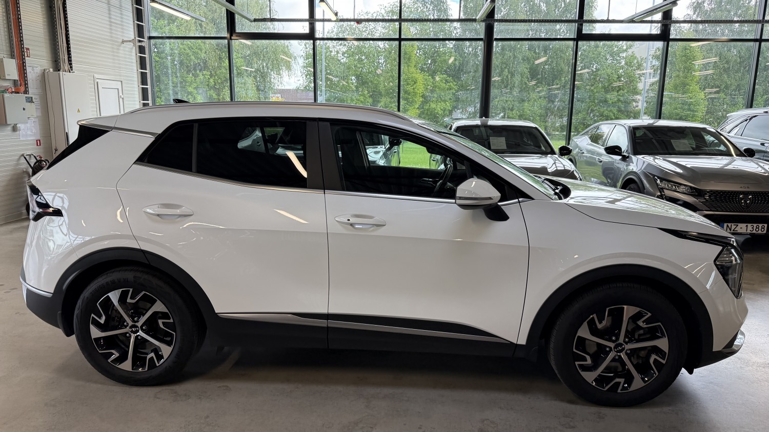 Car image 4