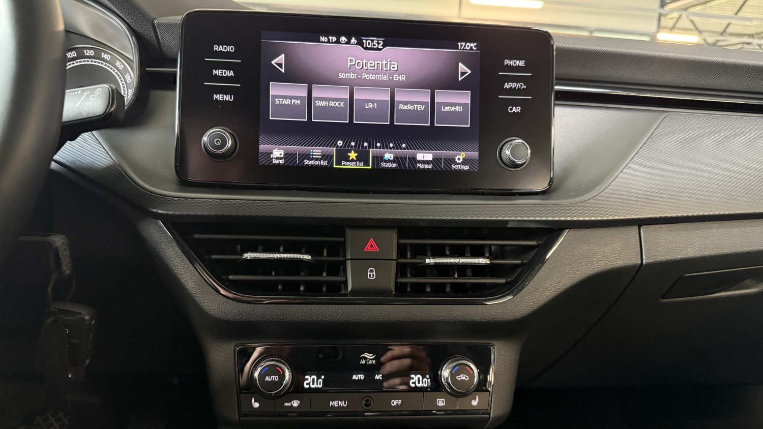 Car image 19