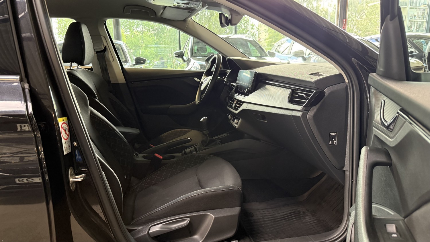 Car image 14