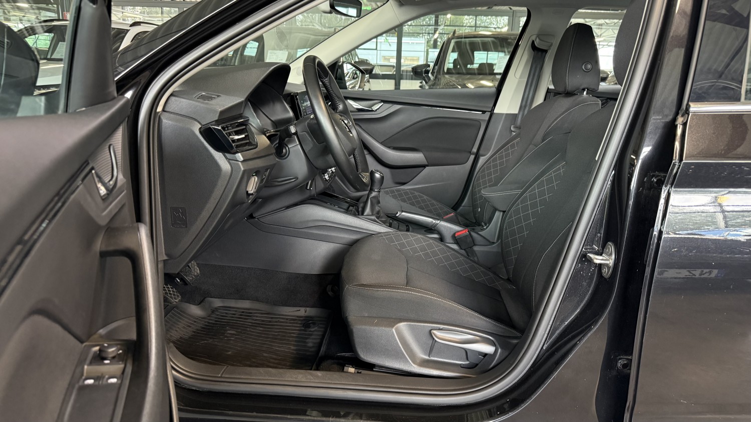 Car image 9
