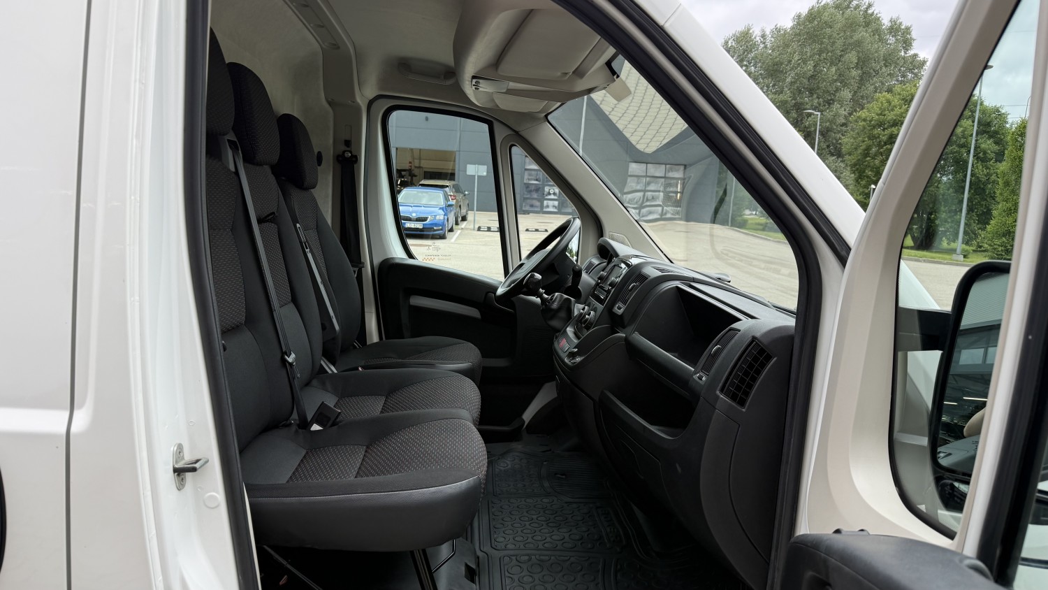 Car image 12