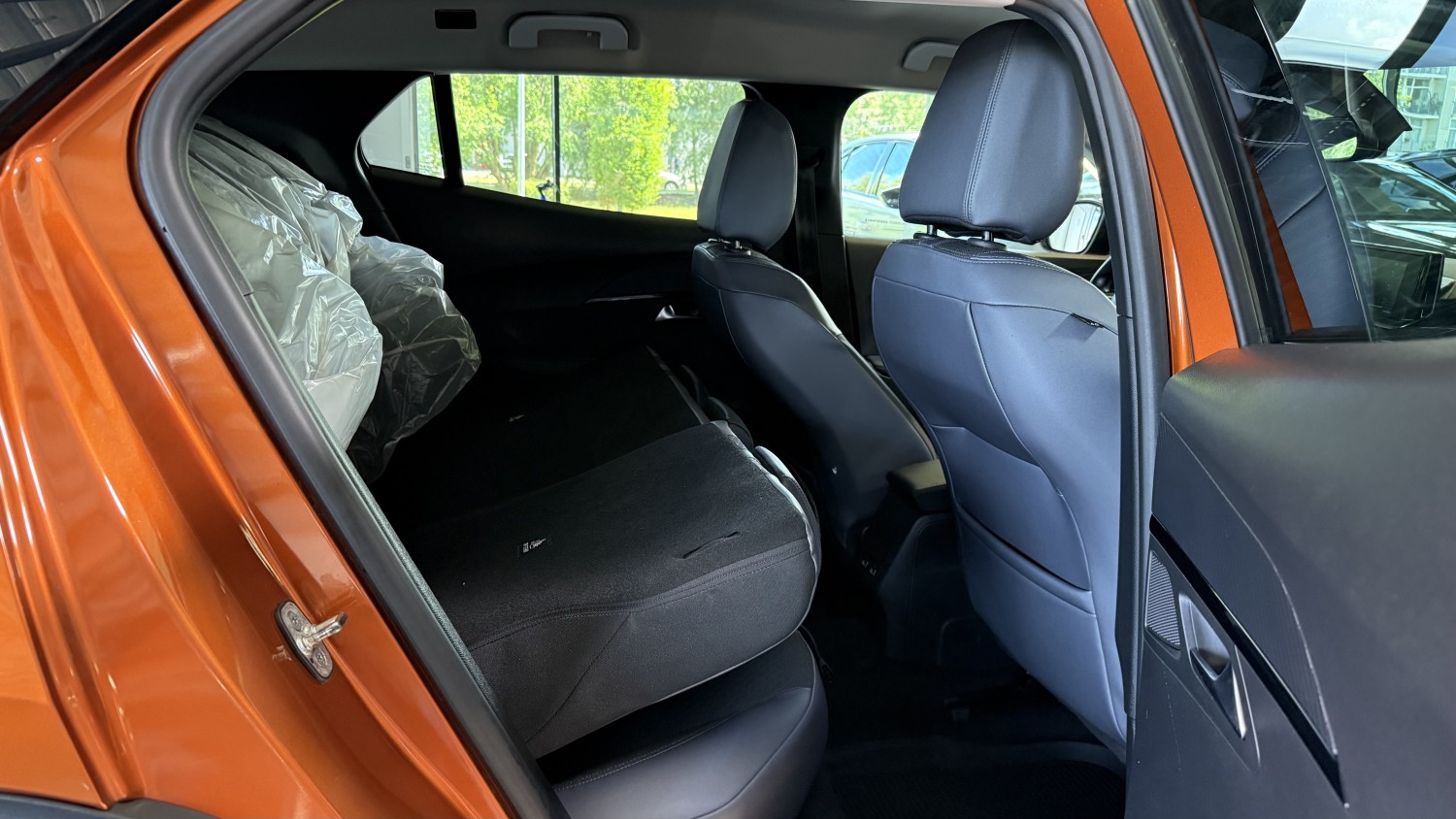 Car image 14