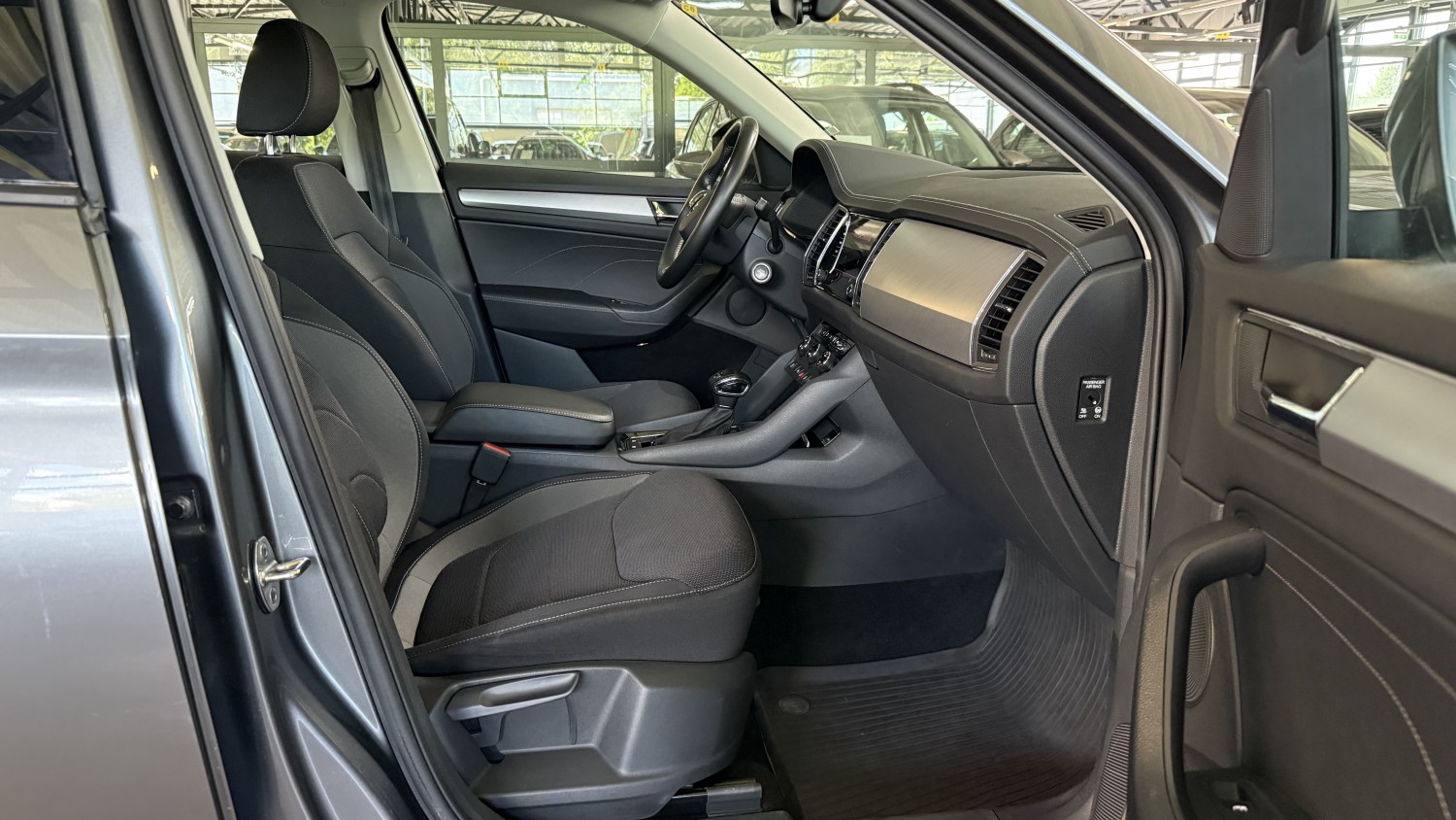 Car image 14