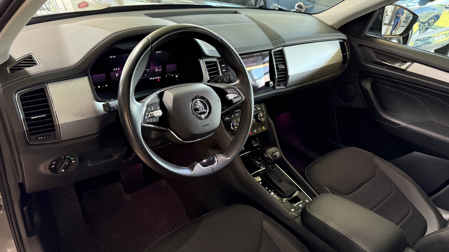 Car image 10