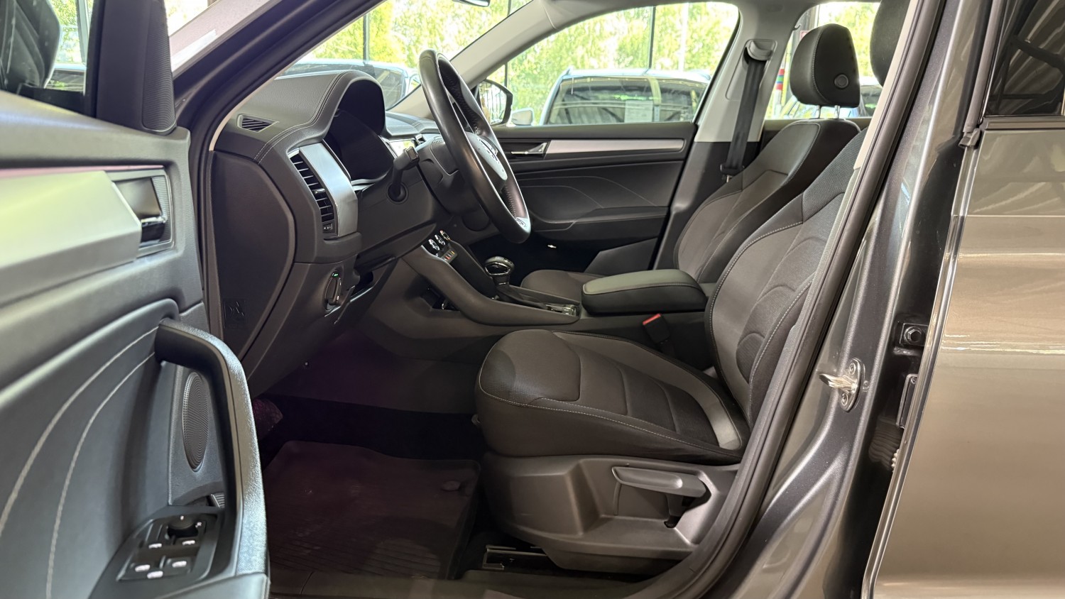 Car image 9