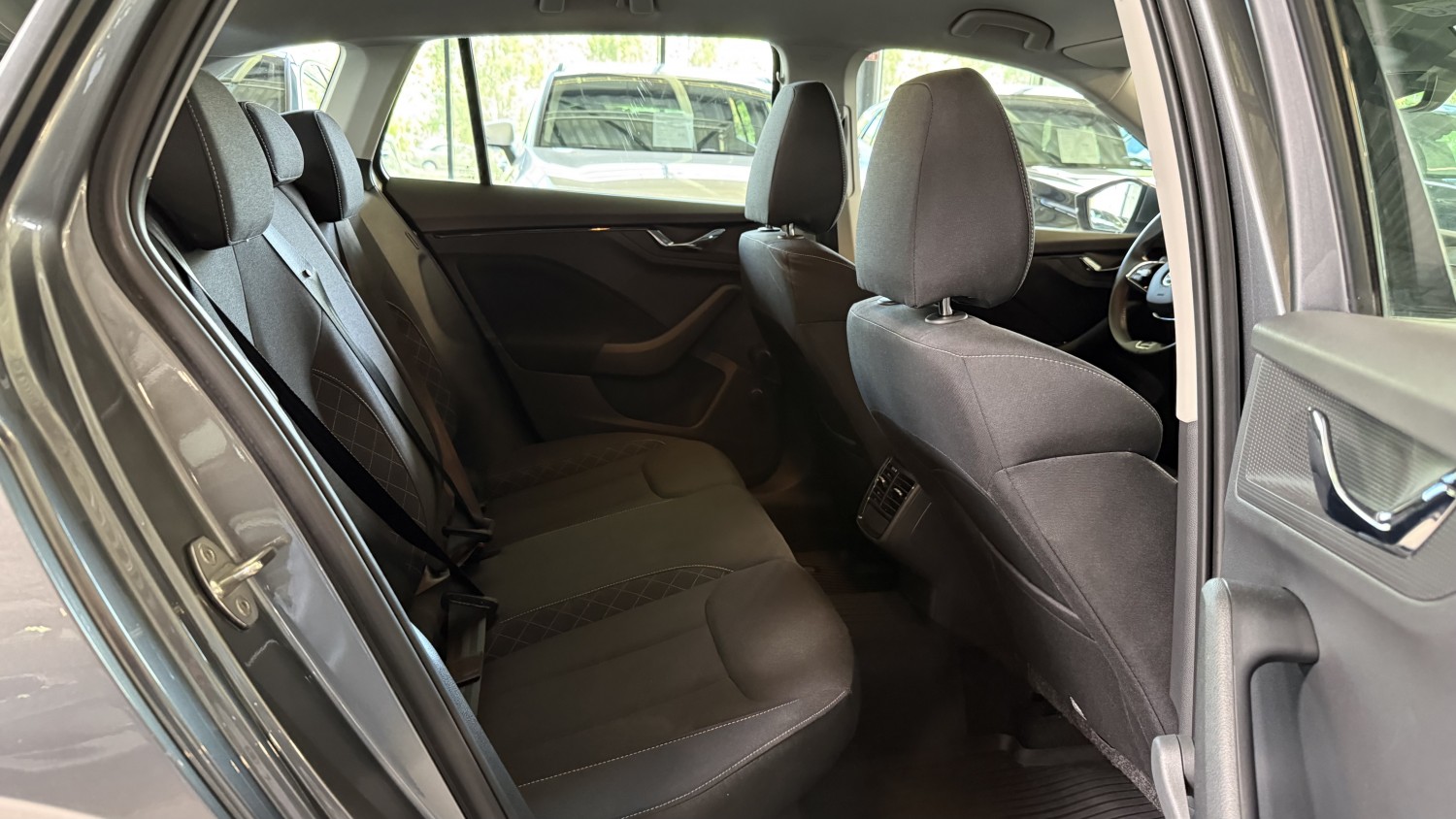 Car image 13