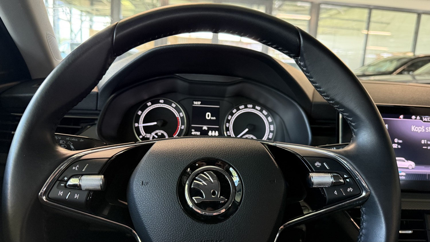 Car image 17