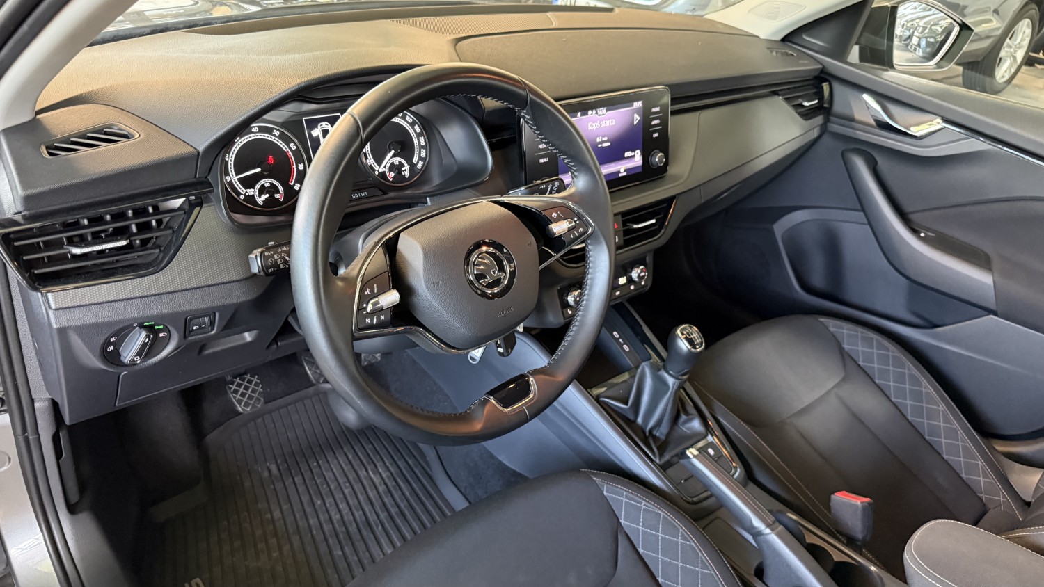Car image 10