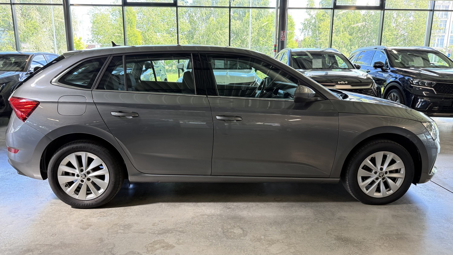 Car image 4