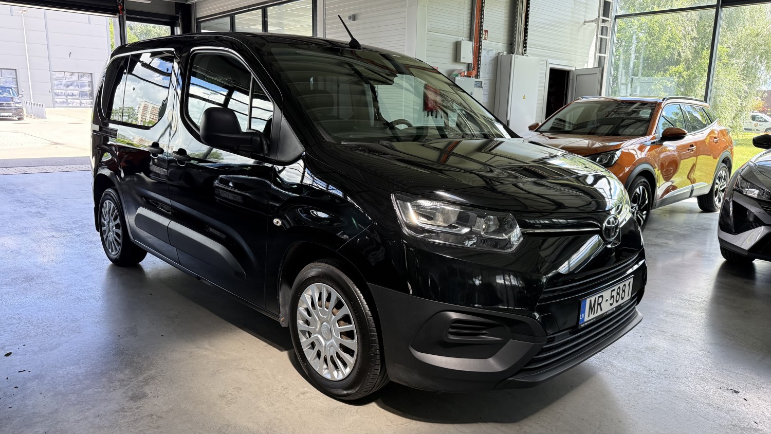 Car image 5