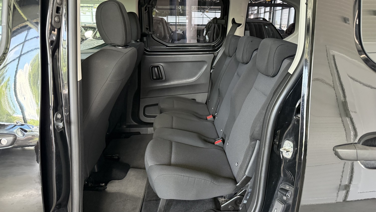 Car image 9