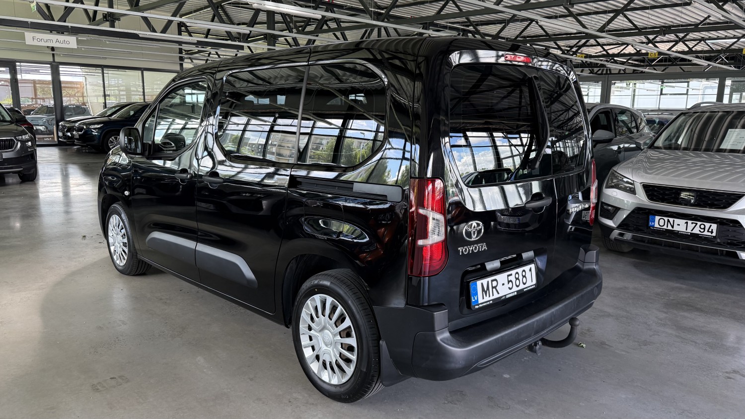 Car image 2