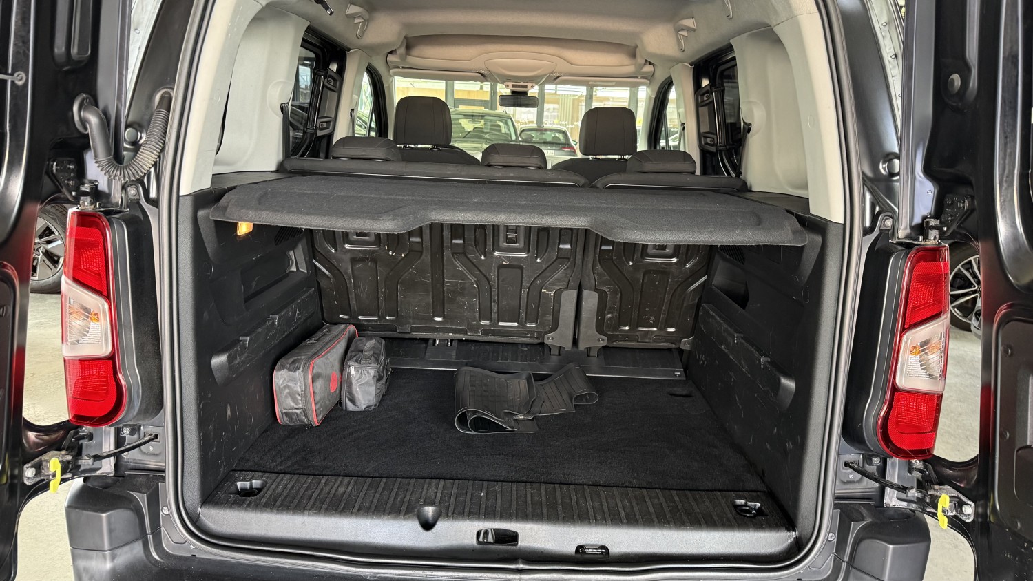 Car image 10