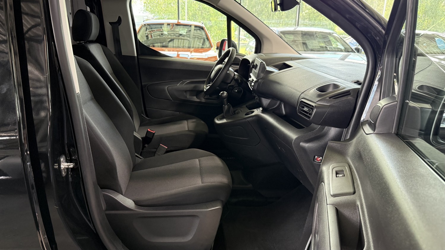 Car image 12