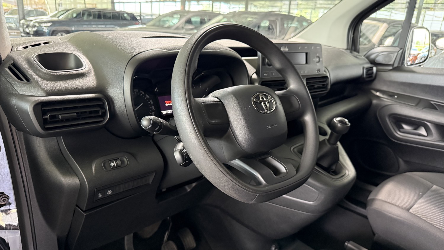 Car image 14
