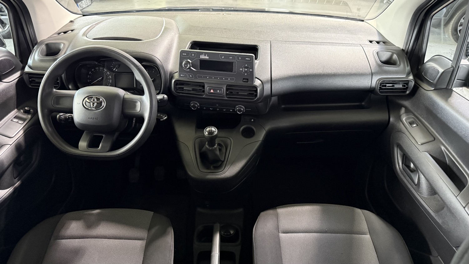 Car image 13