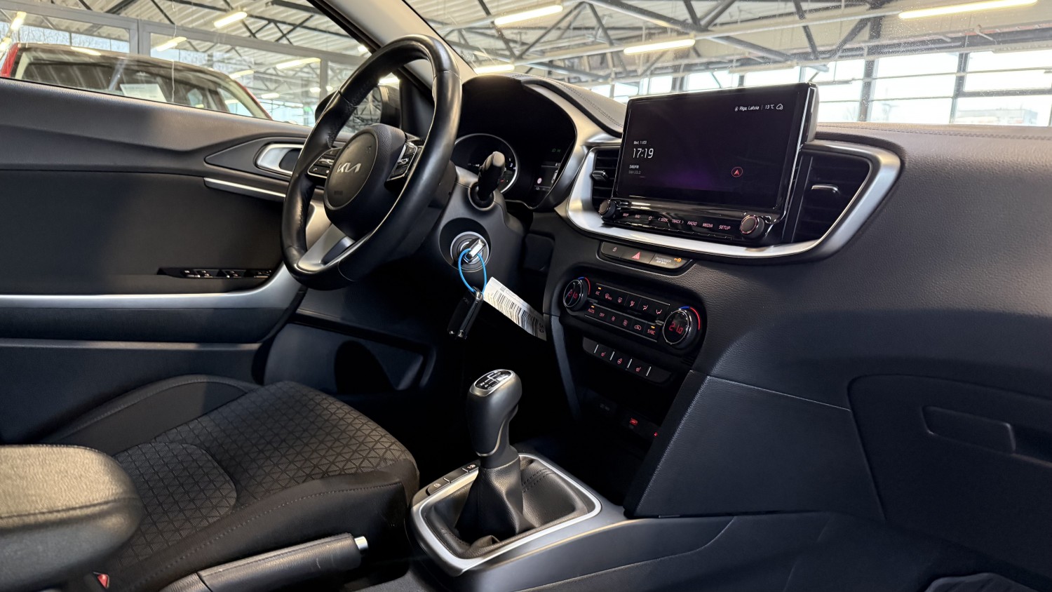 Car image 14
