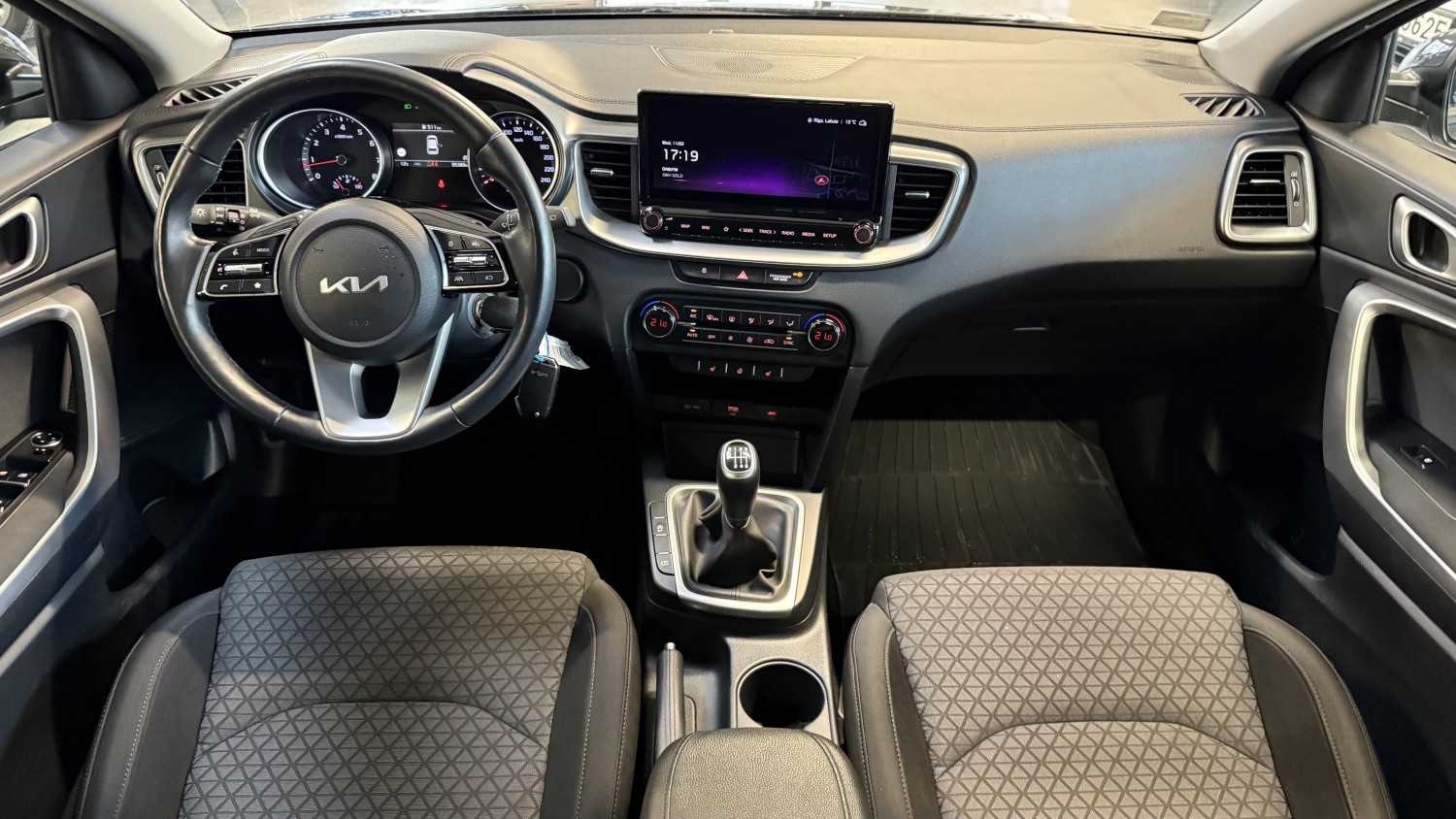 Car image 15