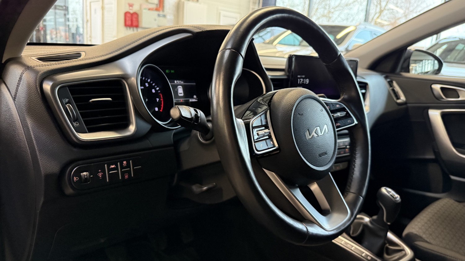 Car image 16