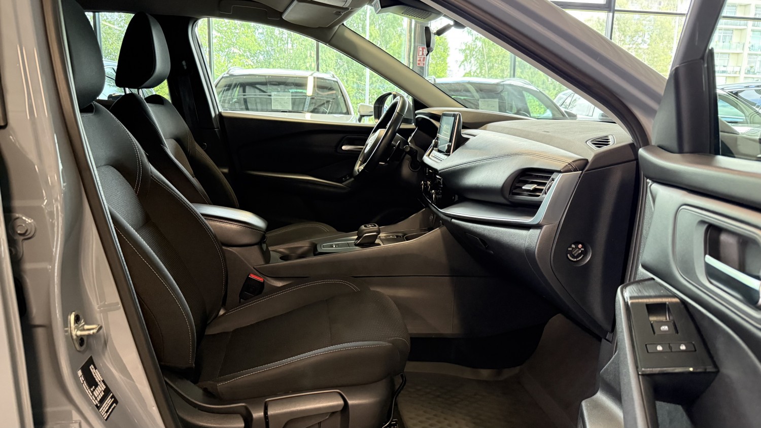 Car image 14