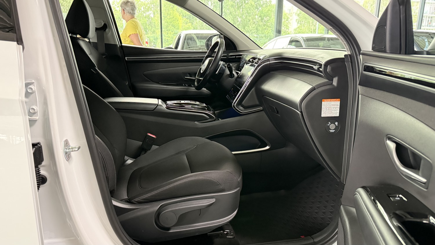 Car image 14