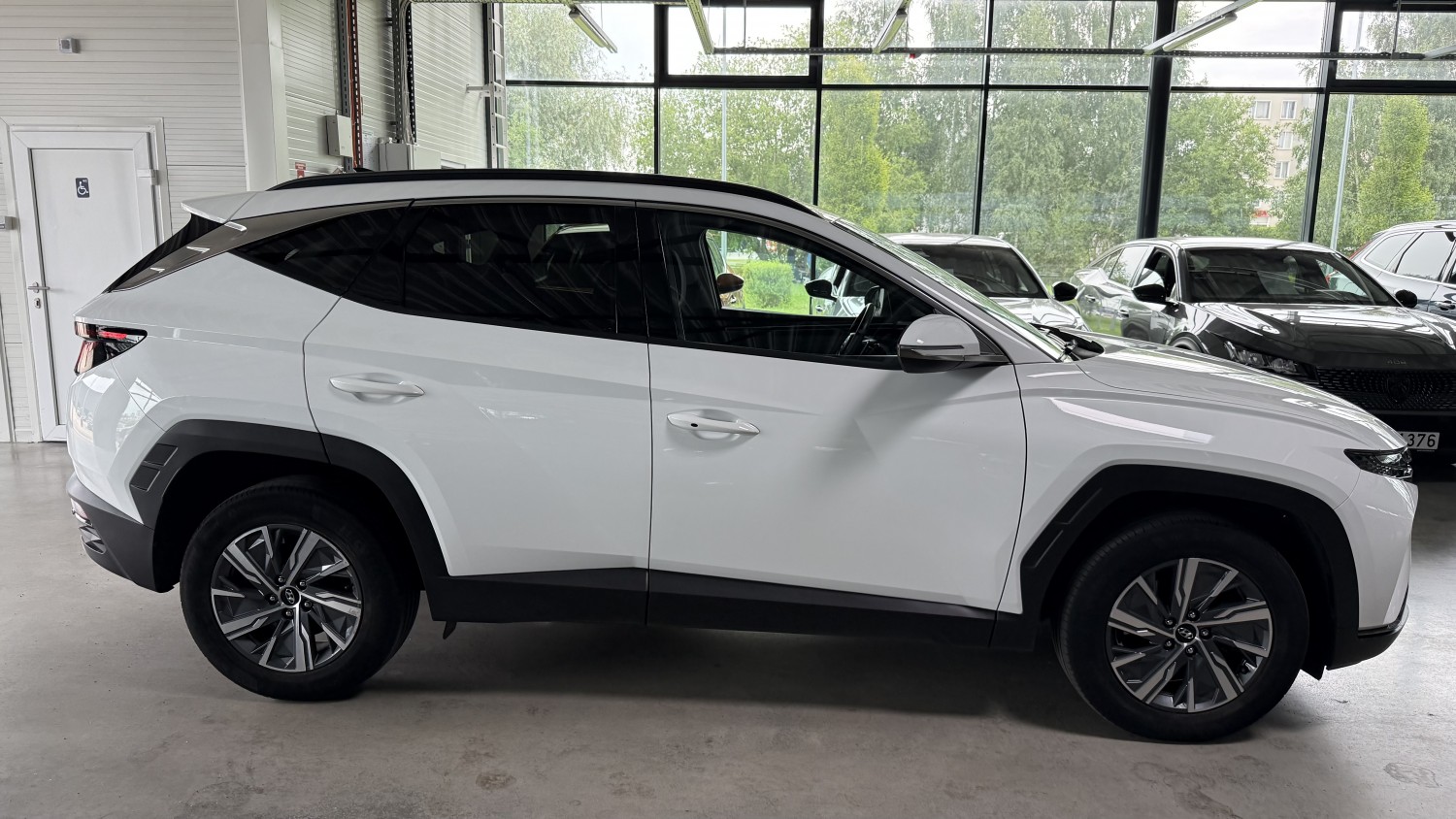 Car image 4