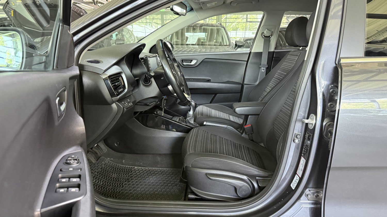 Car image 9