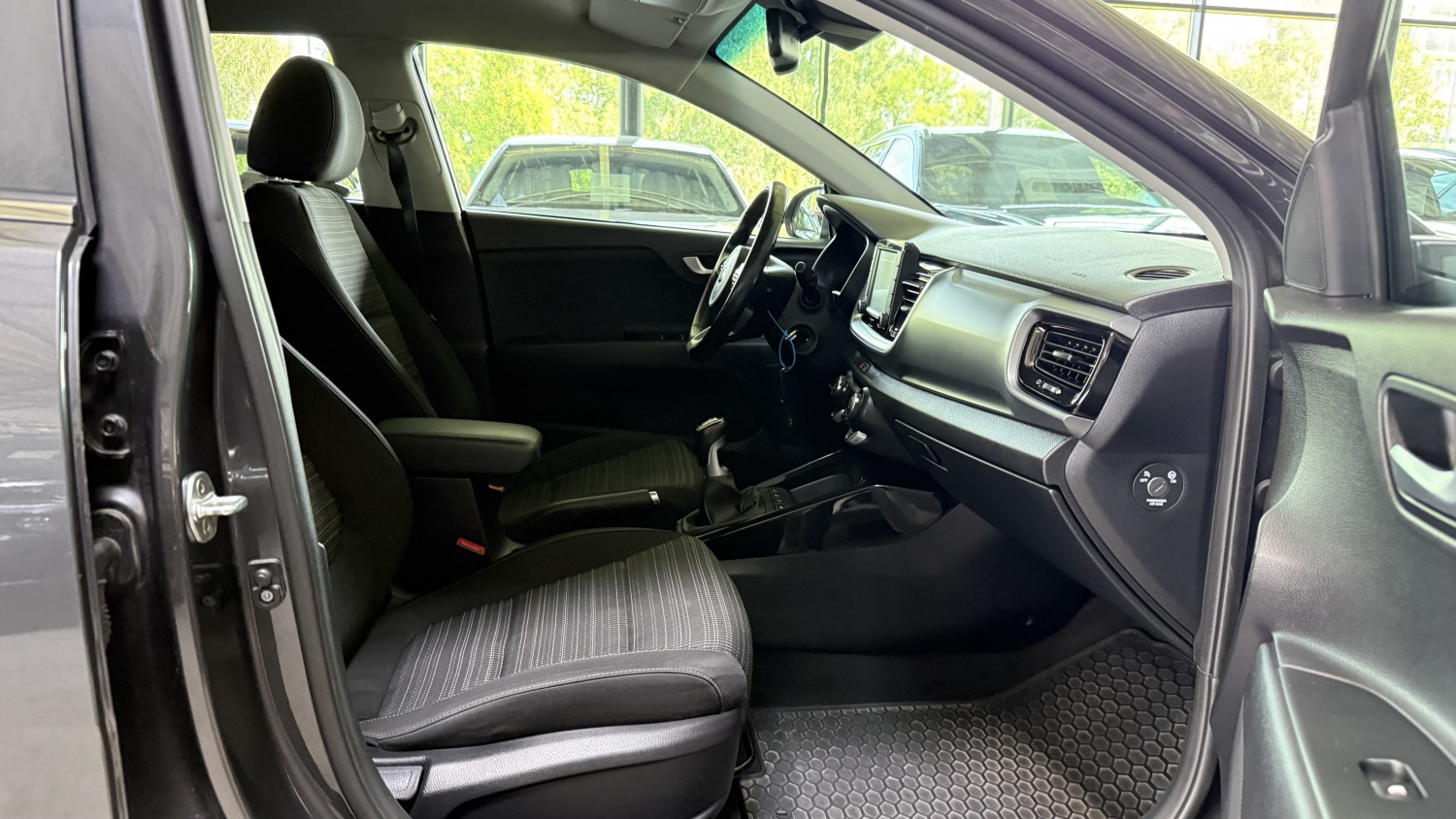 Car image 14