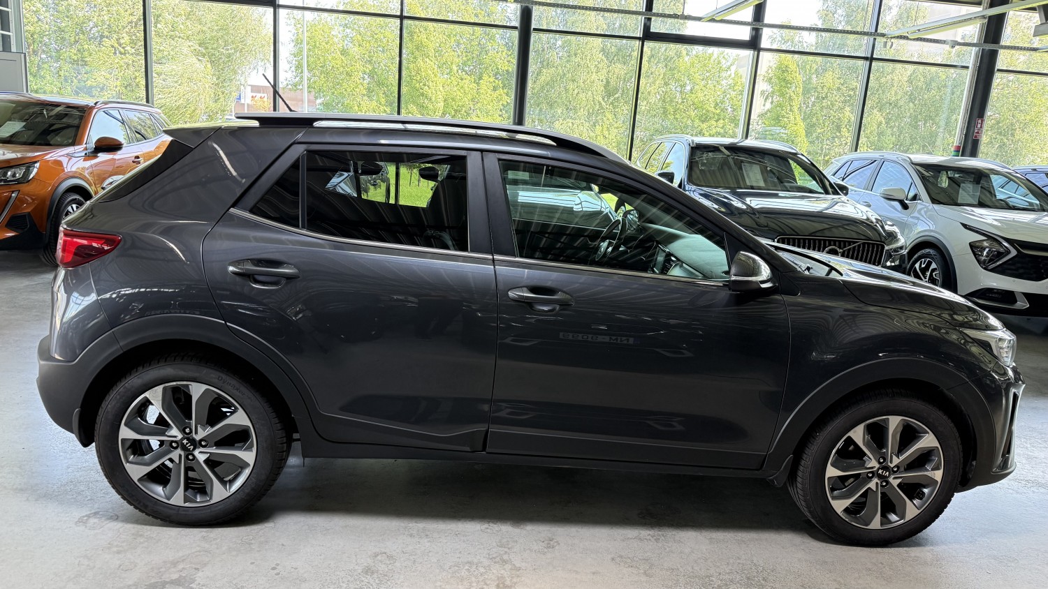 Car image 4