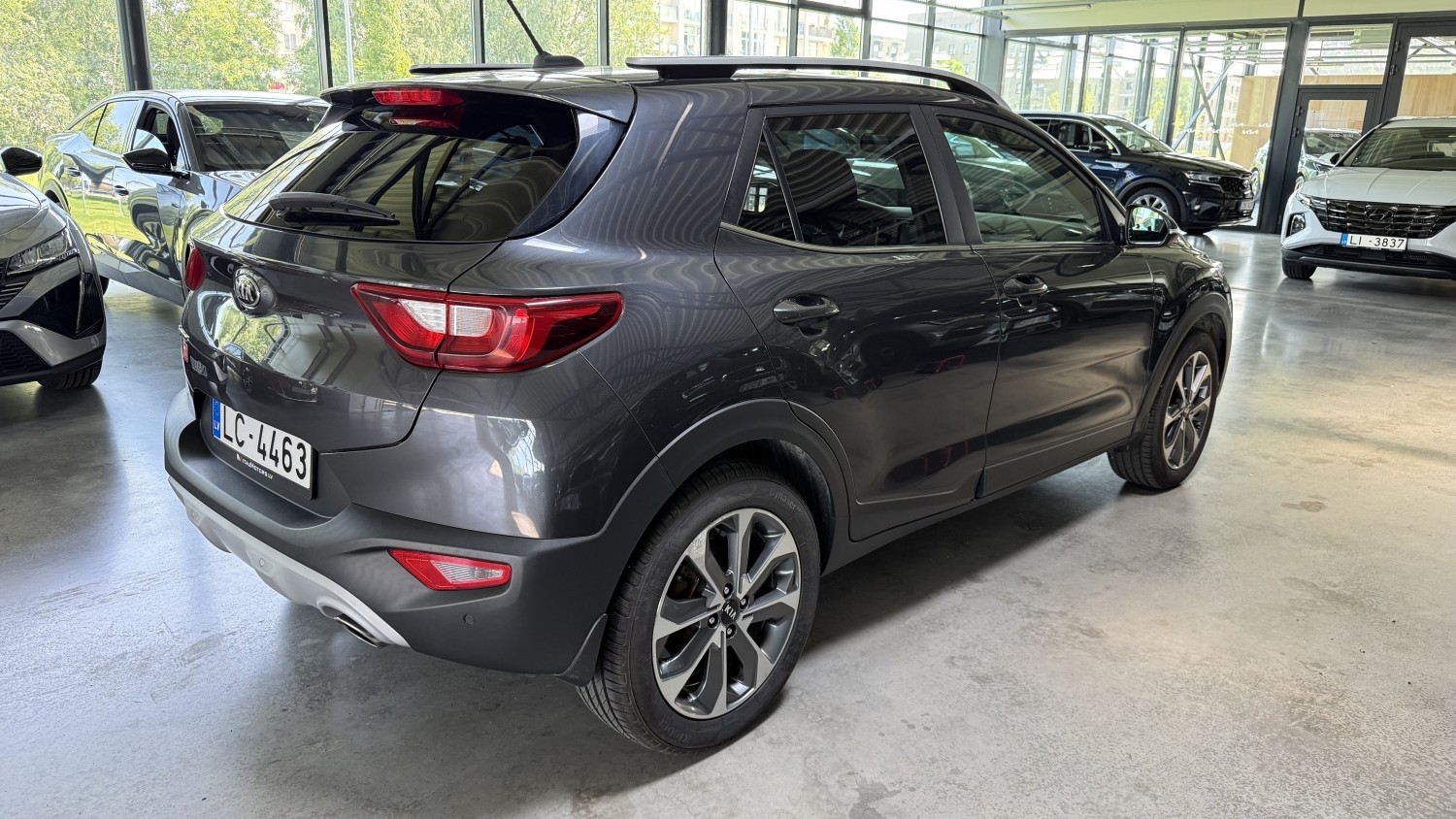 Car image 3