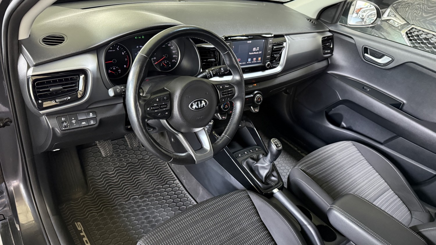 Car image 10