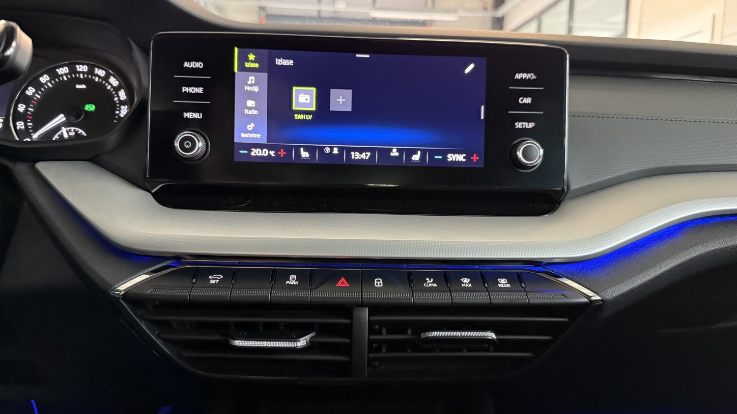 Car image 18