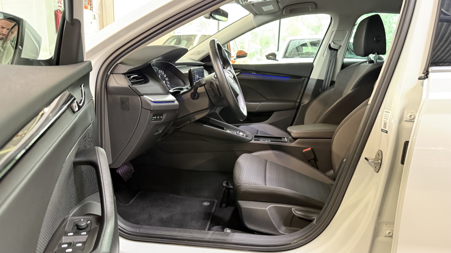 Car image 9
