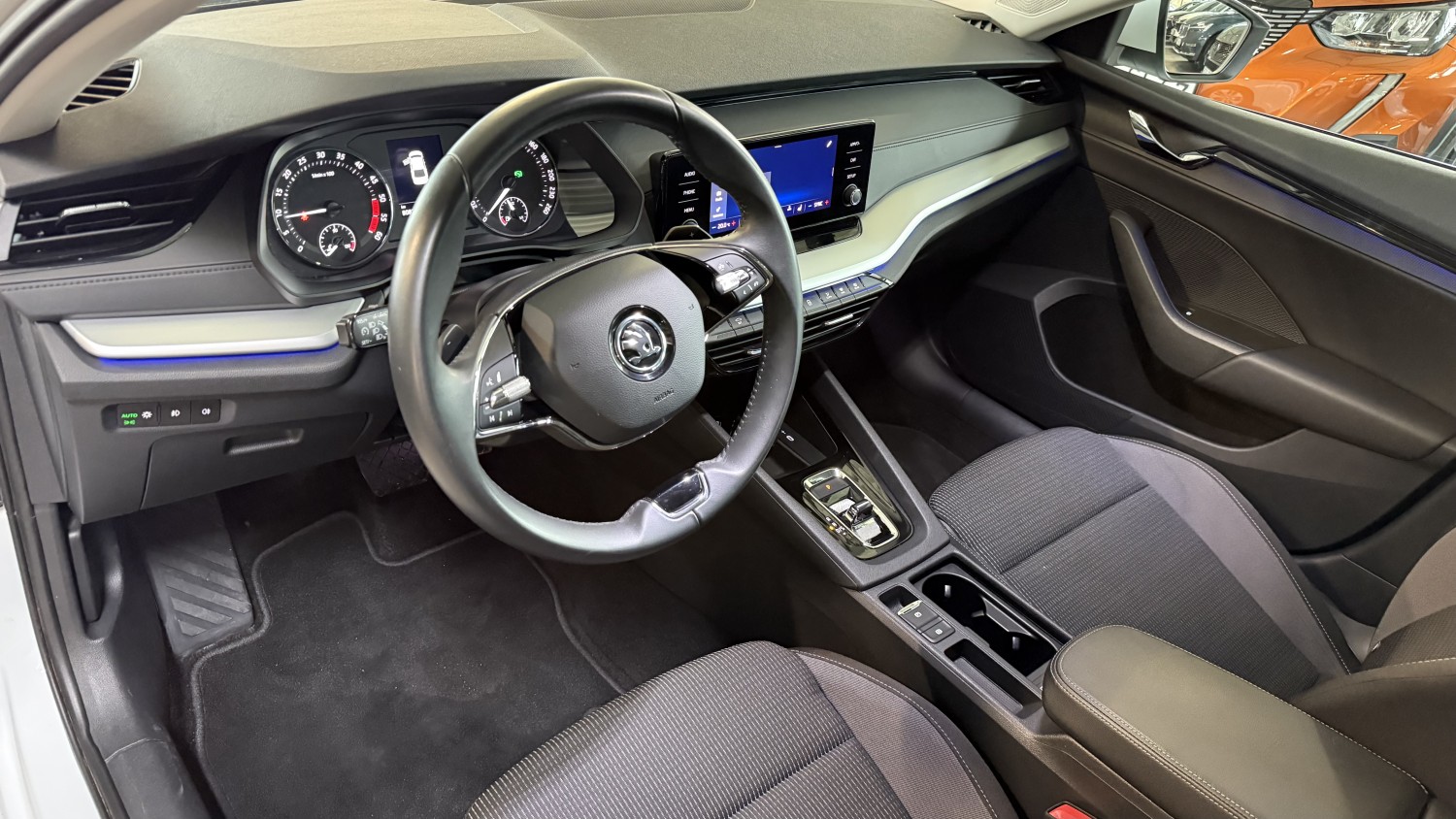 Car image 10