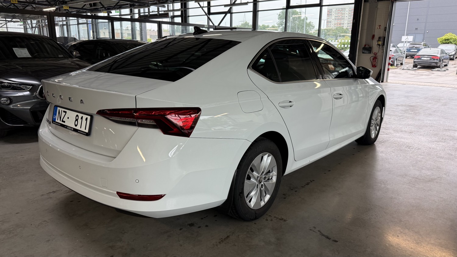 Car image 3