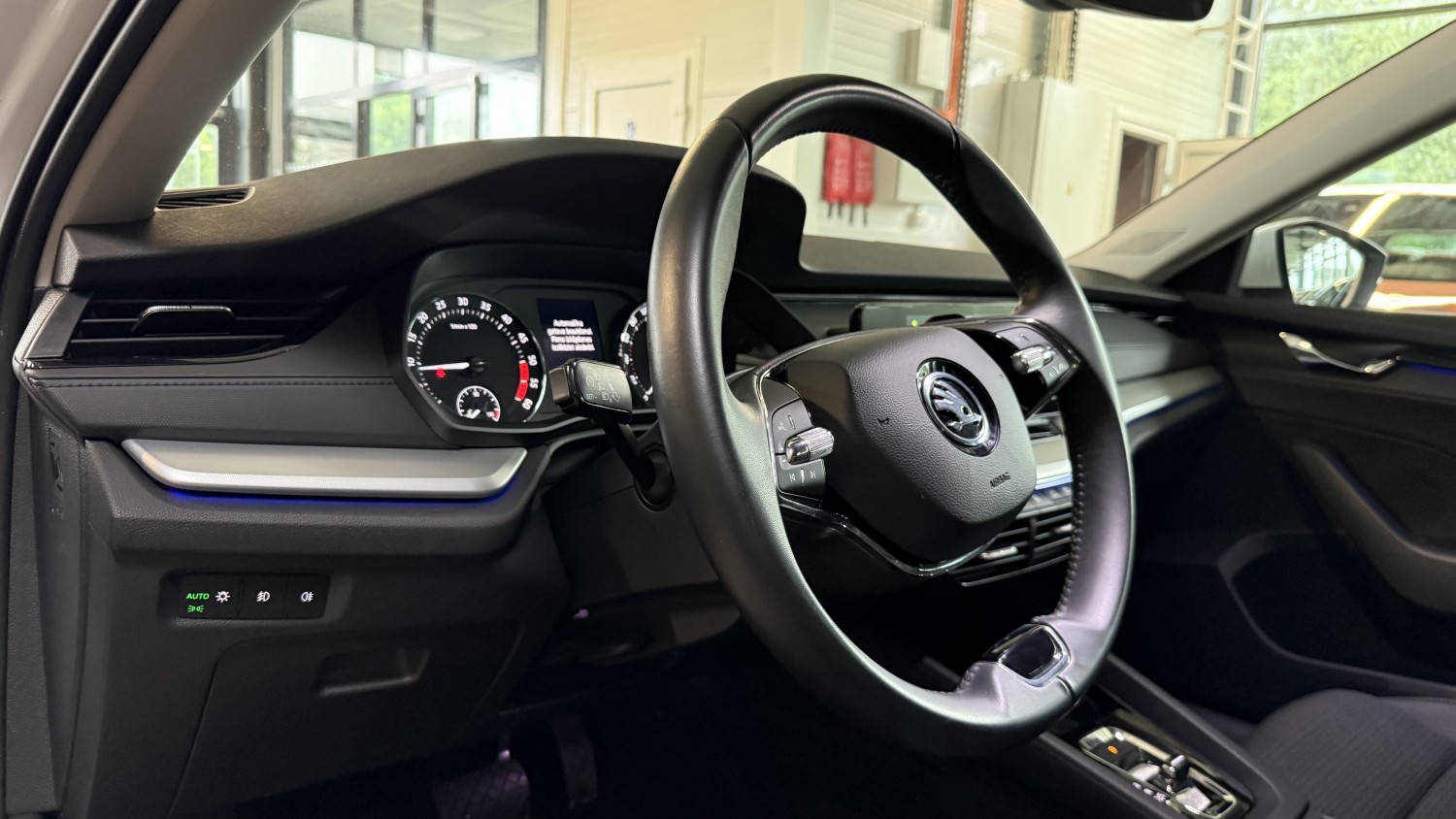 Car image 16