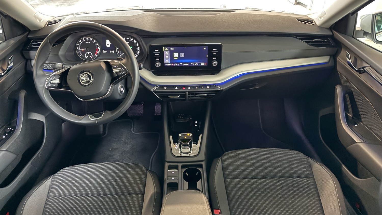 Car image 15